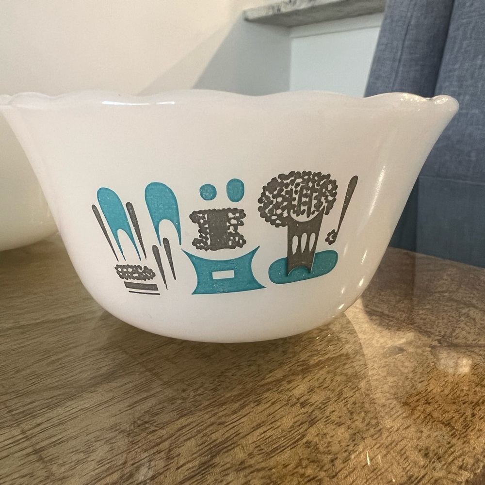 Vintage 2 pyrex Blue Heaven Custard Cups, Fire King and 1 plain white bowls